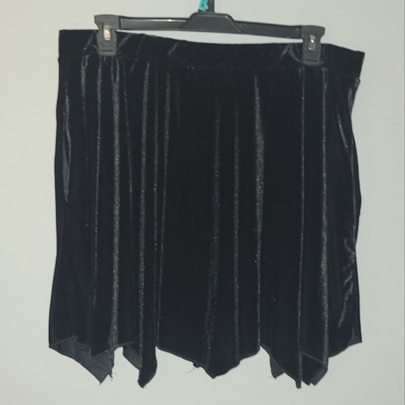 HOT TOPIC Batwing Hem Black Velvet Skirt - Picture 4 of 11